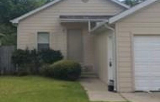 3 bedrooms / 2 bathroom house with private backyard
