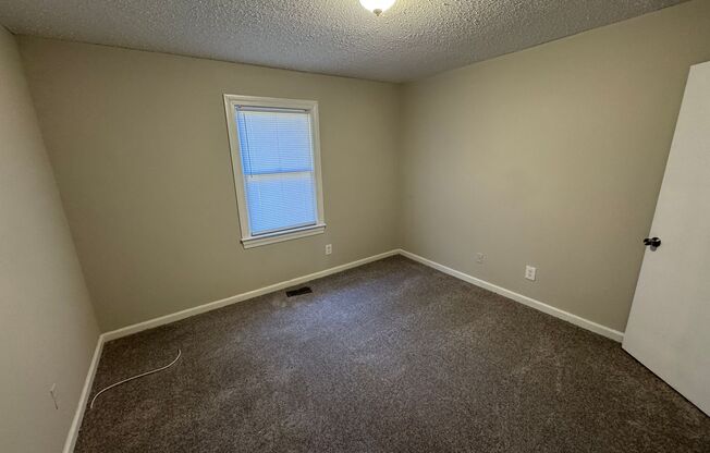 2 beds, 1 bath, $935, Unit 1806 Autumn Lane