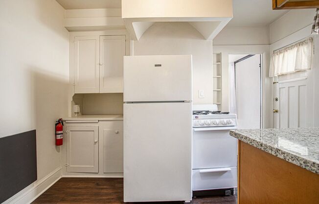 1 bed, 1 bath, $2,200, Unit 2249 Central Ave #C