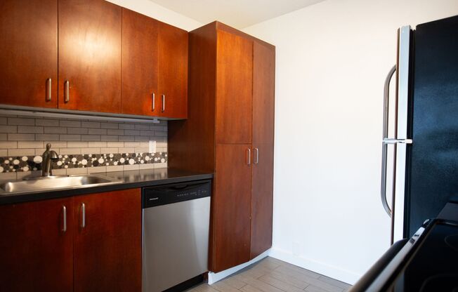 Goose Hollow 1 Bedroom Available Now !