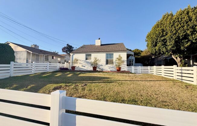Charming Bright Remodeled 2 bed 1 bath with AC, Private yard!