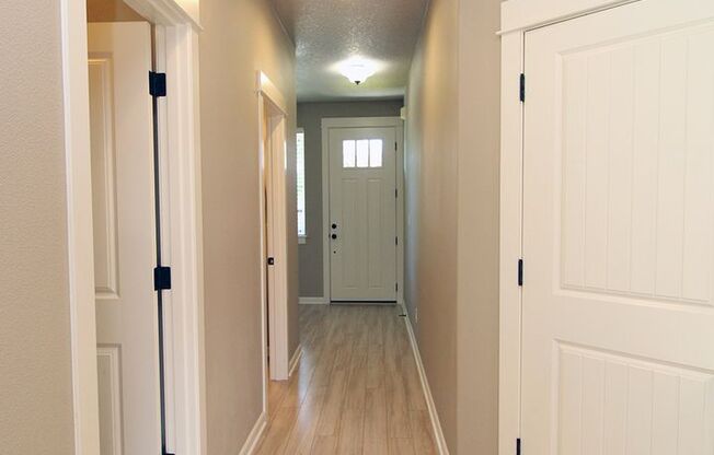 Welcoming Newer 3 Bed/2.5 Bath Home in Charming Oregon City Neighborhood