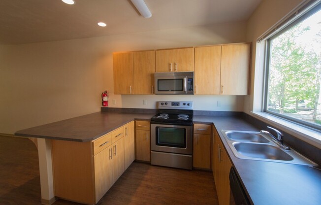 2 beds, 1.5 baths, 850 sqft, $1,700, Unit 28