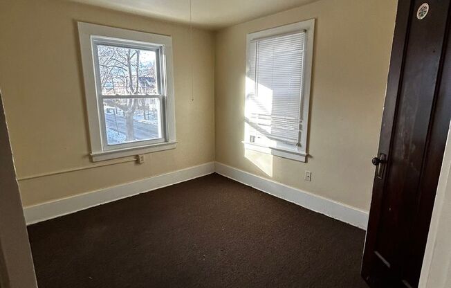 3 beds, 1 bath, $1,300