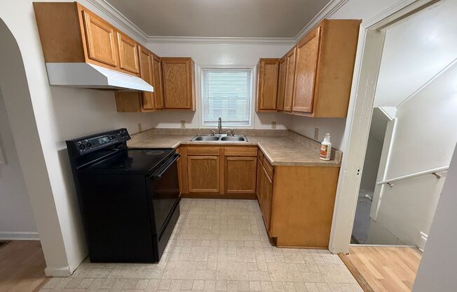 3 beds, 1 bath, $1,300