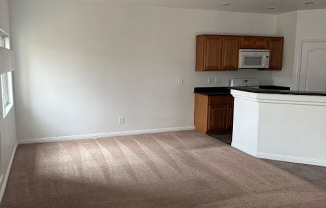 3 beds, 2.5 baths, $2,000, Unit # 103