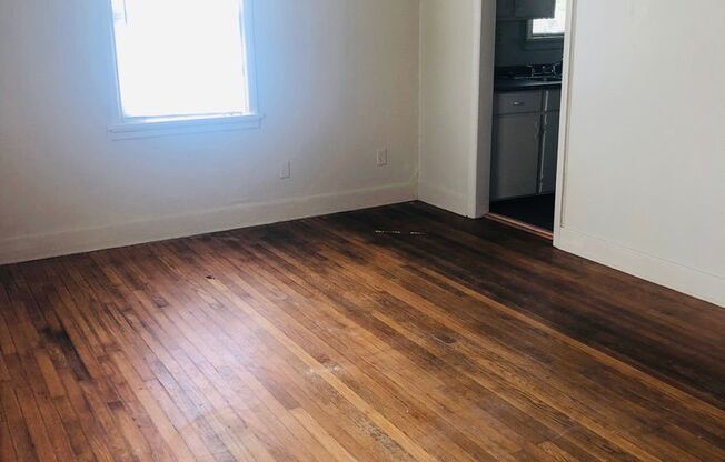 Adorable 3 bdrm/1bath House with Huge Backyard!