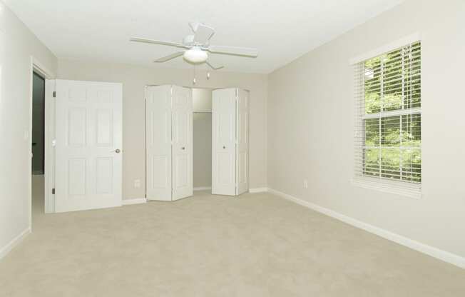 bedroom with ceiling fan