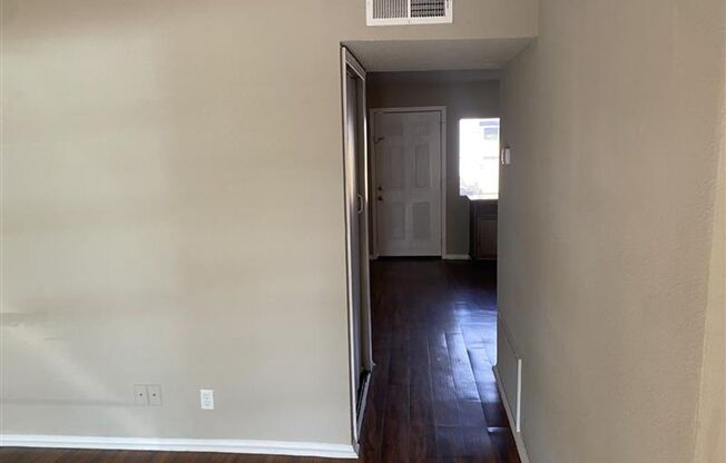 Very Large 2/2.5 Townhome with covered parking