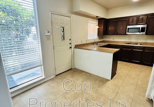 3878 HIDDEN DR