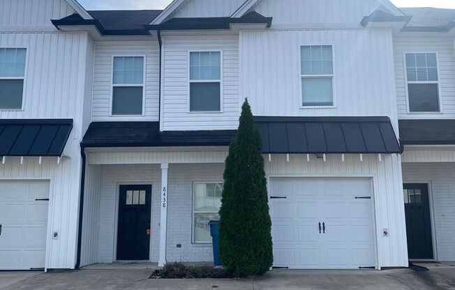 3 BR | 2.5 BA | Townhome Close to Volkswagen, Amazon & Fed Ex