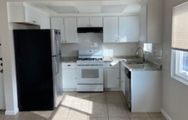 2 beds, 1 bath, 900 sqft, $2,260, Unit Unit 3