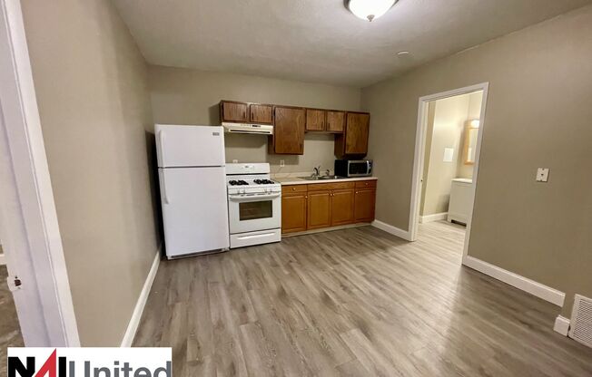 2 beds, 1 bath, $1,000, Unit Apt A