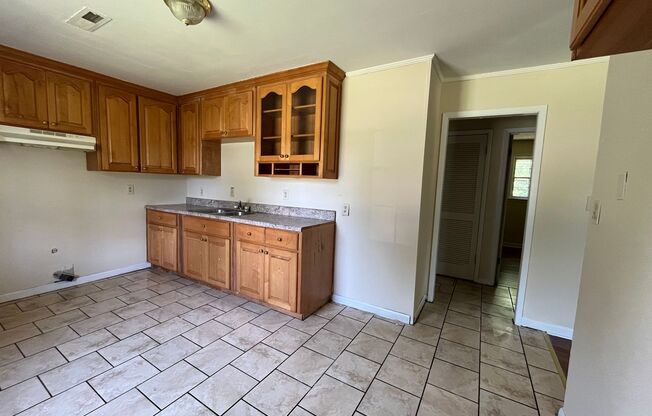 3 beds, 1 bath, $1,100, Unit Apt B