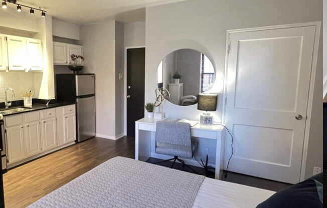 Studio, 1 bath, 250 sqft, $1,400