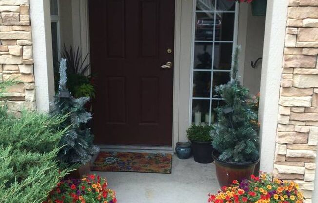 AWESOME 2-BEDROOM CONDO INCL. GARAGE, SWIMMING POOL, WASHER & DRYER!