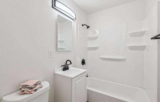 2 beds, 1 bath, 700 sqft, $2,128, Unit 545-1001