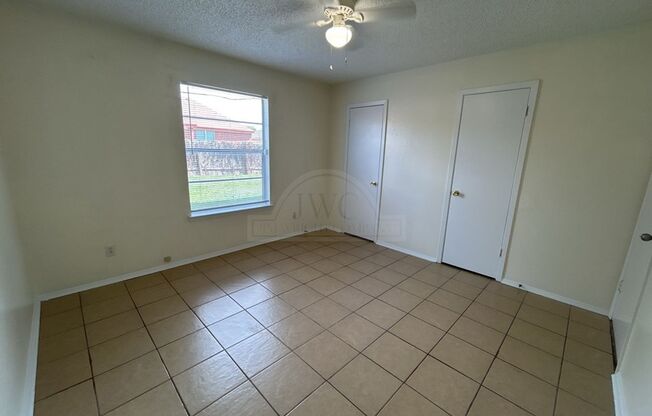 2 beds, 1 bath, $825, Unit 1906 Cedarhill Unit A