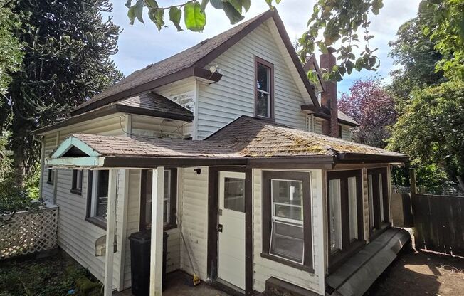 Huge Bremerton 4 Bedroom, Double Bonus Rooms, Builts Ins & More. Right Next to PSNS!