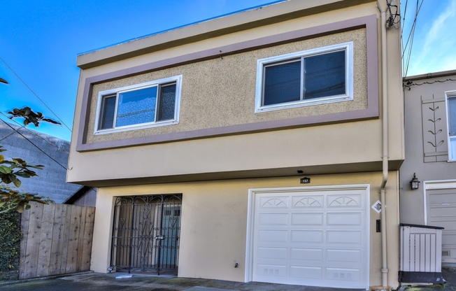 Light filled home+ Pet Friendly + Deck+ Lovely Yard