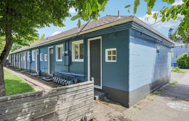 Studio, 1 bath, 200 sqft, $900, Unit 06