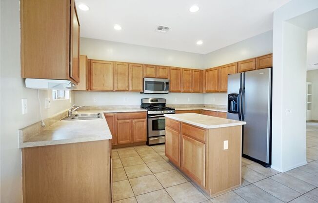 Beautiful 2 Story-4 Bd/3Ba + Loft Home in Rancho Sahuarita!