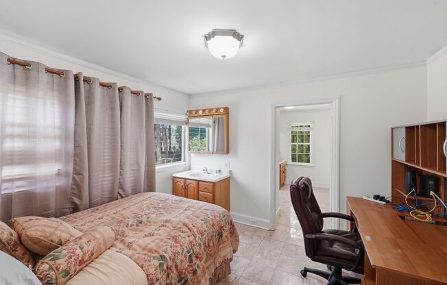 Fully Furnished 3BR Retreat Near Uptown – All Utilities Included!