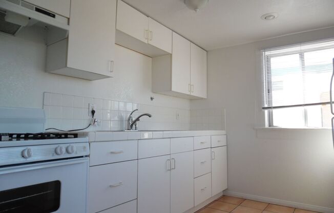 1BR 1BA Apartment in Point Loma - 1 Assigned Parking Spot, No Carpet, Washer/Dryer On-Site