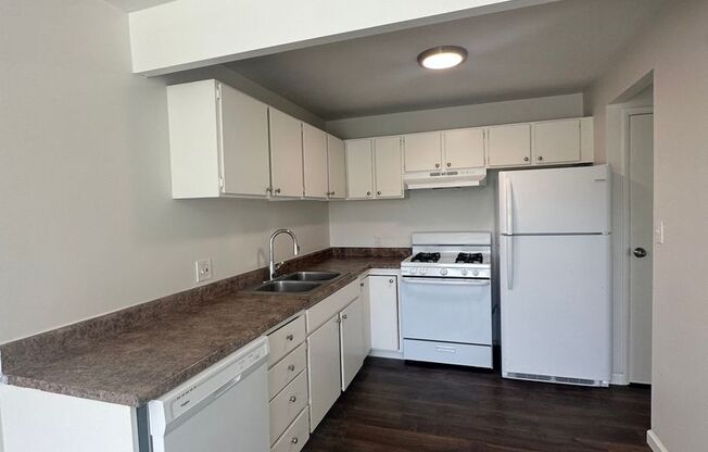 2 beds, 1 bath, 905 sqft, $1,300, Unit 5492-C