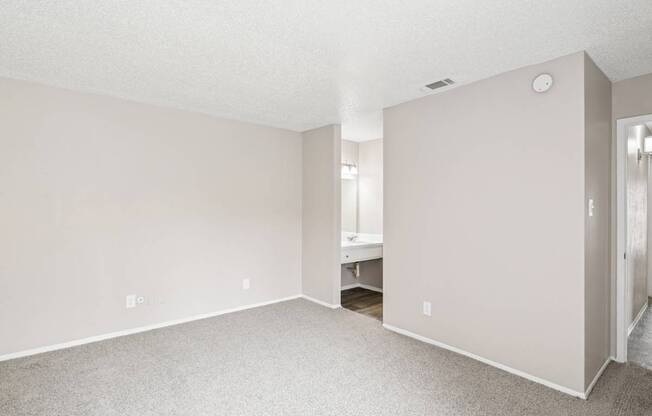 B6 bedroom with a white ceiling and carpeted floor at Windridge on the Parkway in Dallas, TX