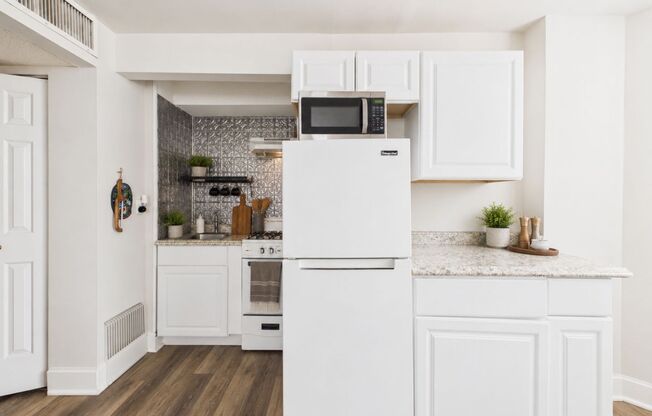 JULY 15 Newly renovated 1 bed, 1 bath in Rittenhouse FREE GAS AND COLD WATER