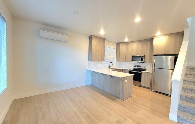 **2 Weeks Free Rent** | Modern Comfort in the Heart of SE Portland — 3 Bed, 2.5 Bath Home!