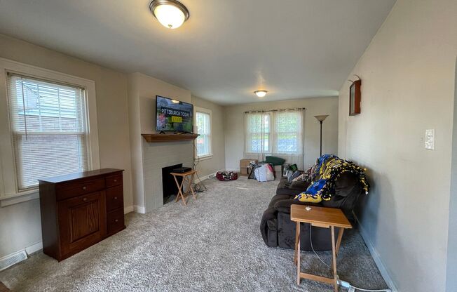 Spacious 3 Bedroom/2 Bathroom Home on Quiet Street!