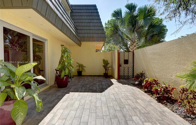 8483 SW 137 AVE