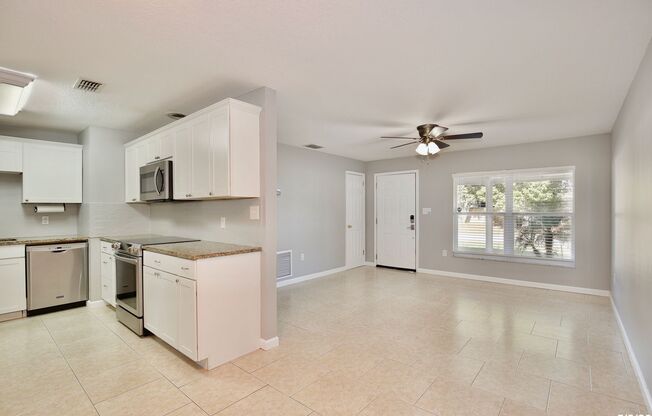 Lovely 3/2 Home with a Large Fenced Backyard and Sunroom near Downtown - Orlando!
