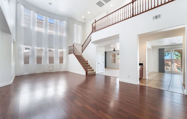 Mountains Edge Beauty - 5 bedrooms & 5 baths with pool & resort style backyard