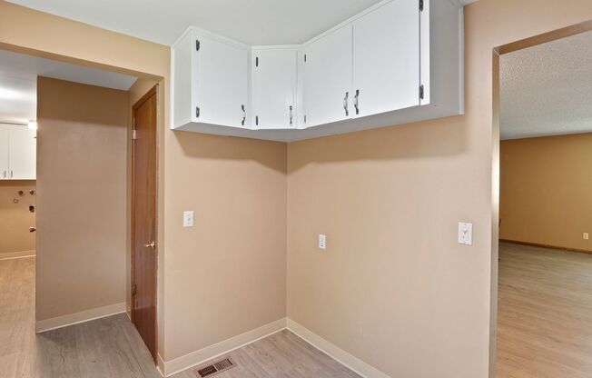 3 beds, 1 bath, $1,695, Unit 505