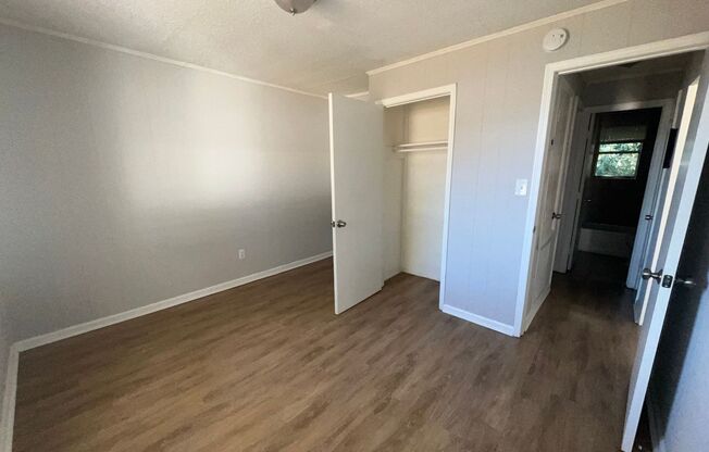 2 beds, 1 bath, $850, Unit #E