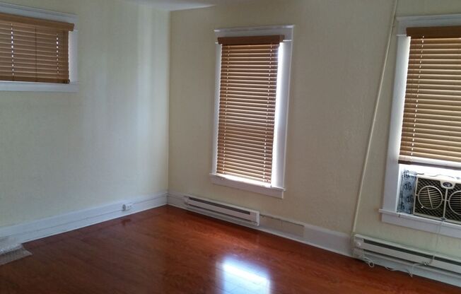 2 beds, 1 bath, $1,500, Unit #B