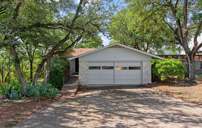 Available MAY: Charming 3 Bed / 2 Bath in Rollingwood - Zoned to Eanes ISD - Large Yard