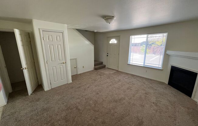 Conveniently Located 2 Bed/1.5 Bath Townhome in SW Redmond