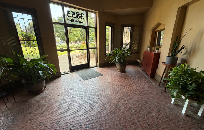 Studio, 1 bath, 450 sqft, $945, Unit 309