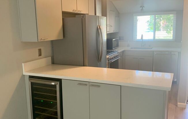 Remodeled, Upstairs 2BD / 1BA Condo Less Than 1/2 Mile From the Beach