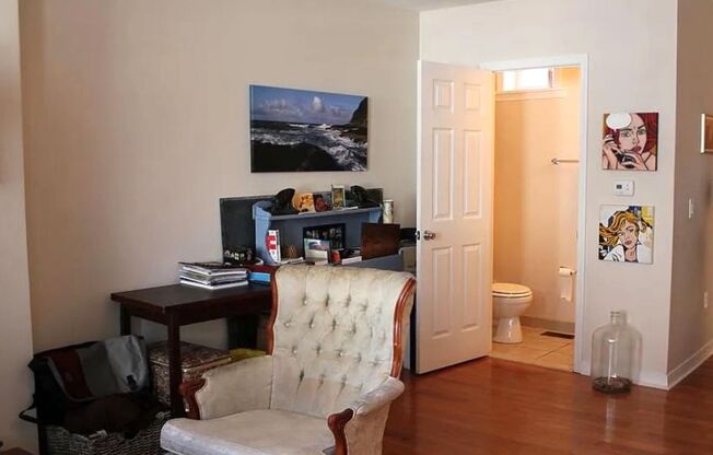 Gorgeous 2-Bedroom Townhome in the Heart of Olde Richmond! Available NOW!