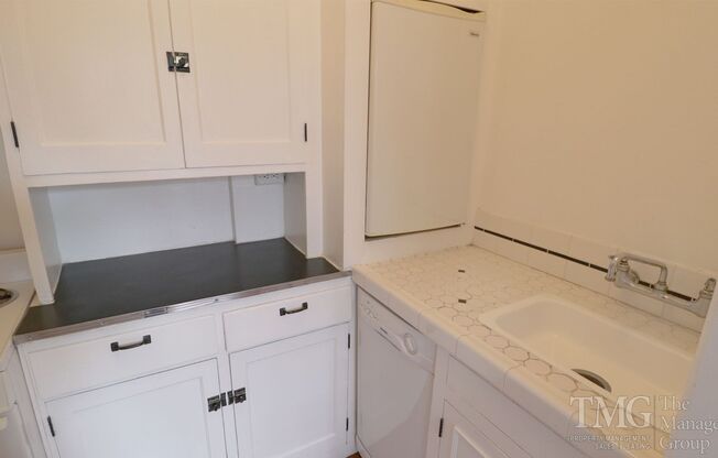 Studio, 1 bath, $995