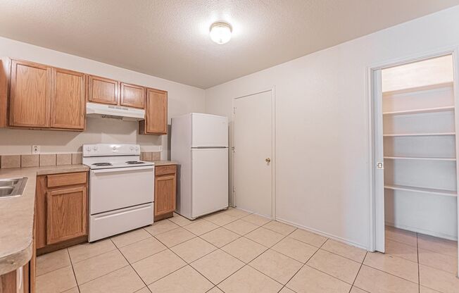 2 beds, 2.5 baths, 1,100 sqft, $800, Unit Unit B