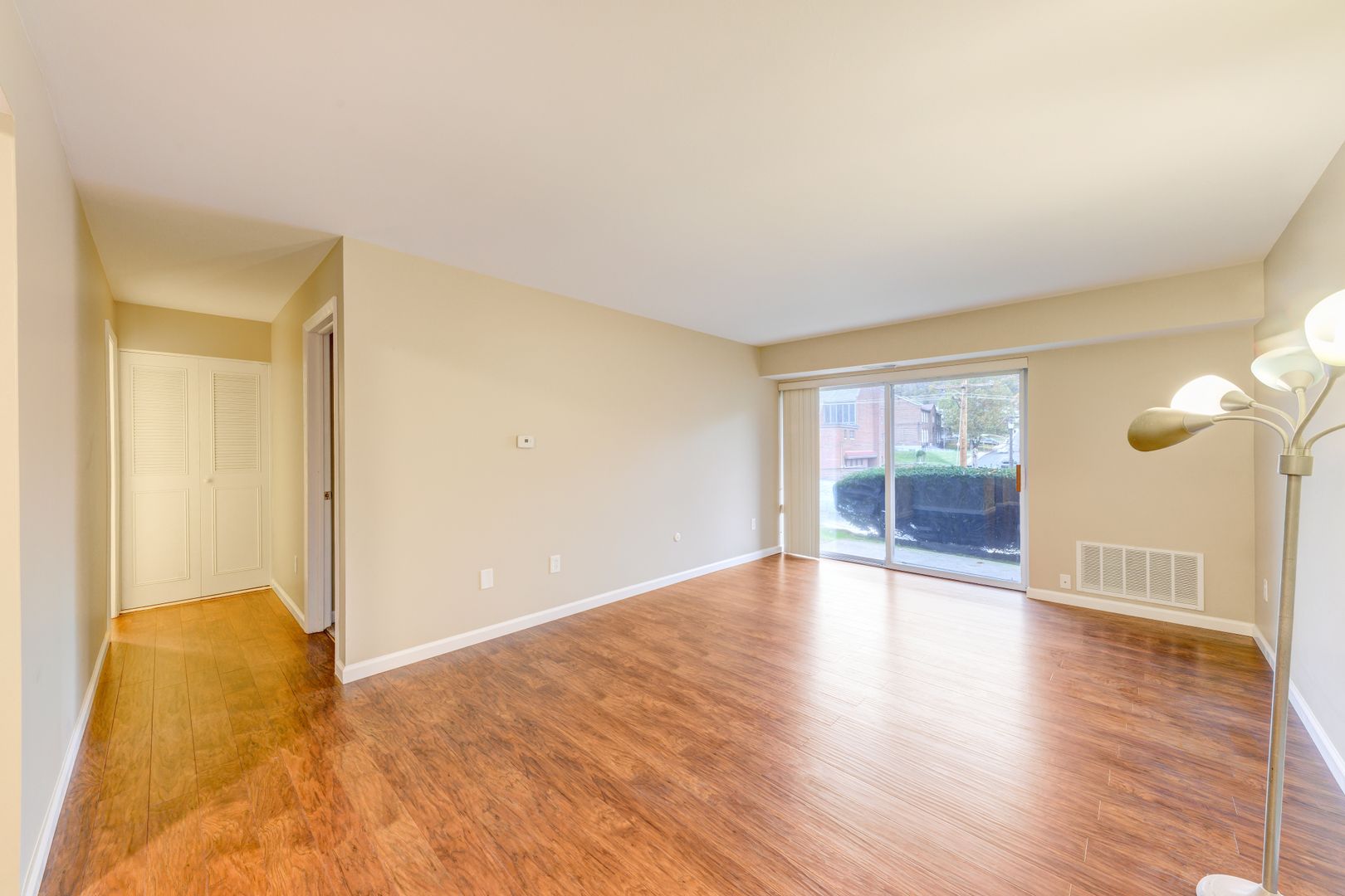 Welcome to a charming 1-bedroom, 1-bathroom home located in the vibrant city of Pittsburgh, PA!