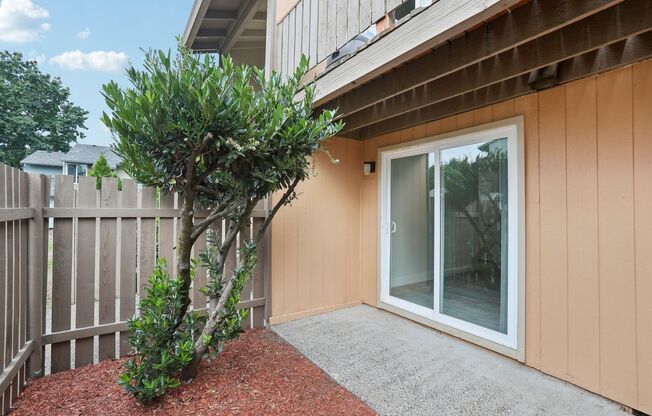 2 beds, 1 bath, 752 sqft, $1,615, Unit 219