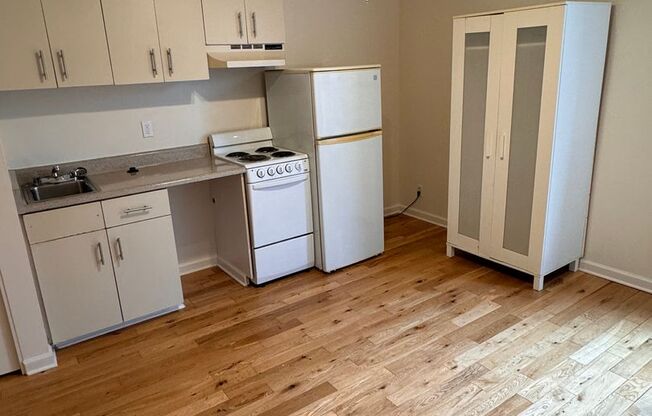 Studio, 1 bath, 240 sqft, $850, Unit 310