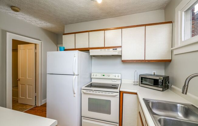 1 bed, 1 bath, $1,100, Unit 110.5 Wilber Ave